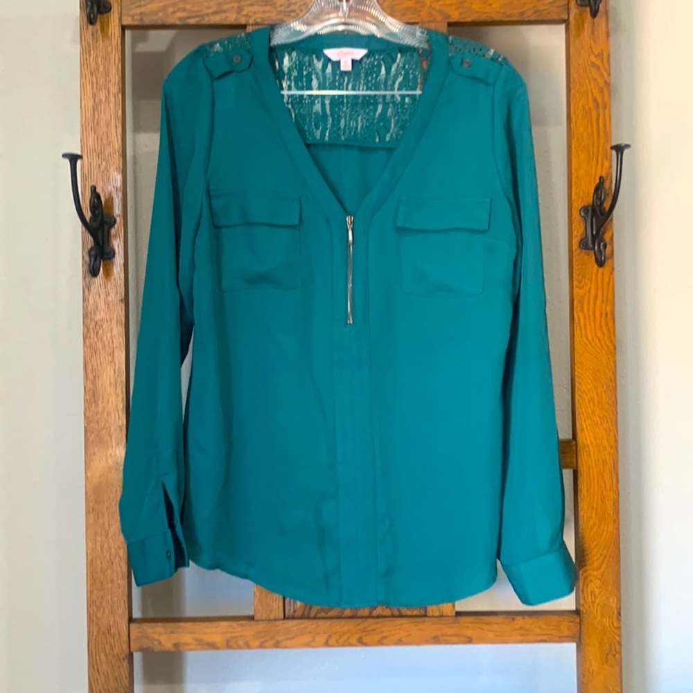 Candies juniors blouse in forest green. Gently worn, no snags or holes.